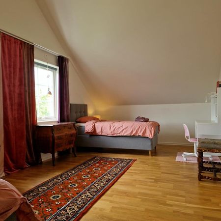 Lila Rummet - Rum Naera Bad Och Centrum, 1 Tr Upp - Saengklaeder & Handdukar Ingar Färjestaden Buitenkant foto
